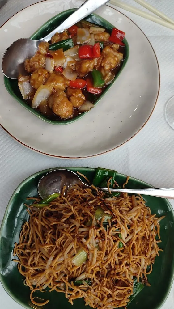 Cuisses de Grenouilles Sauce Aux Haricots Rouges Trop Épicés Et Nouilles Sautées