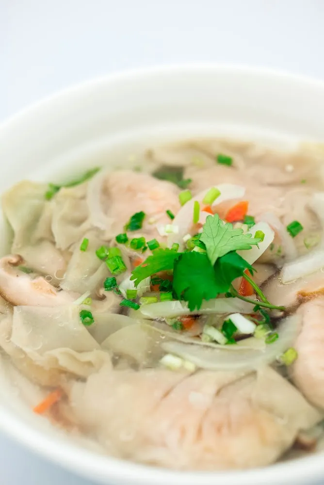 Soupe de Raviolis Aux Crevettes & Nouilles