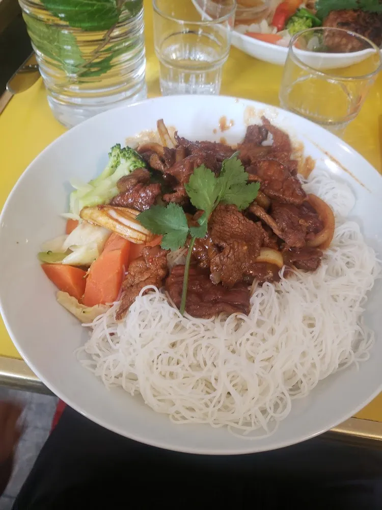 Bœuf Au Saté Bun Et Légumes Sautés