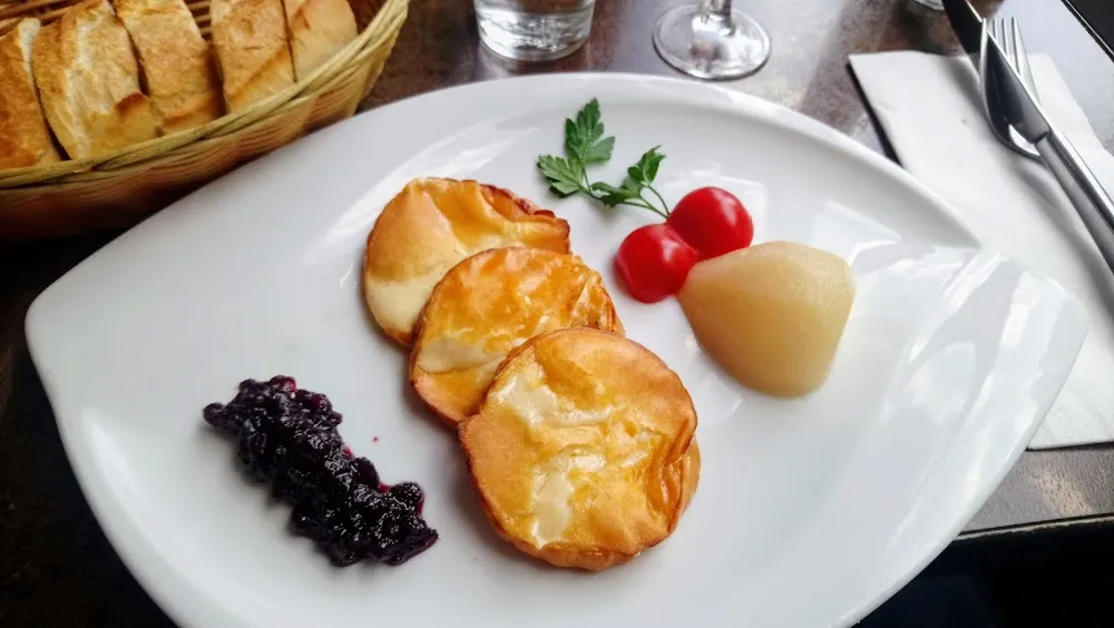Oscypek Z Gruzska Fromage Fumé Grillé Avec Poire Chaude Et Airelles
