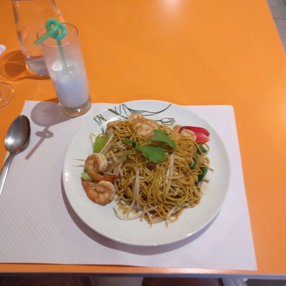 Nouilles Sautées Aux Crevettes Et Coriandre