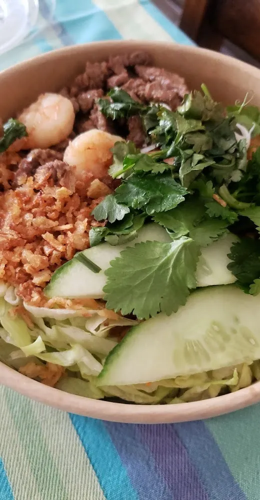 Vermicelles Crudités Salade Coriandre Boeuf Mariné Crevettes Cacahuètes Oignons Frits