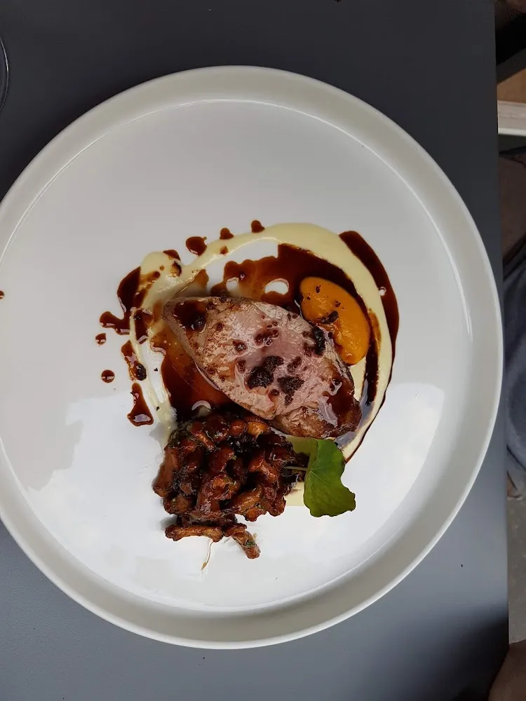 Onglet de Boeul Champignons de Paris Radicchio Jus Aux Epices