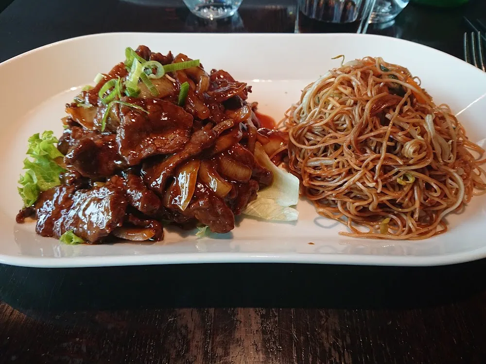 Canard Laqué Et Nouilles Sautées