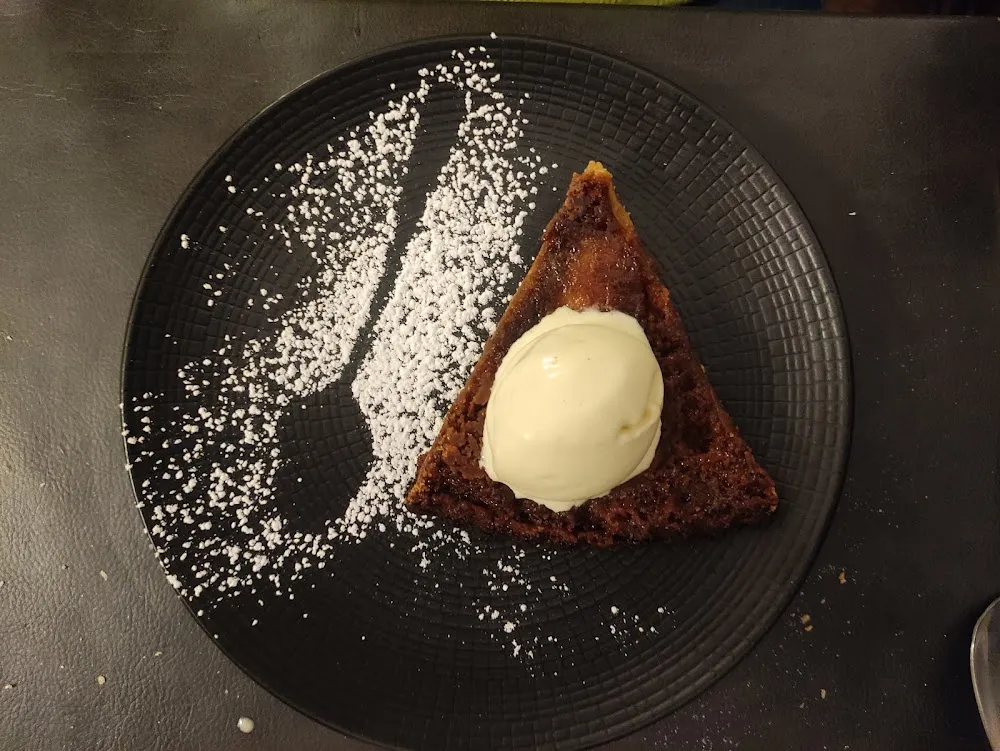 Tarte Renversée À la Poire Avec Boule de Glace
