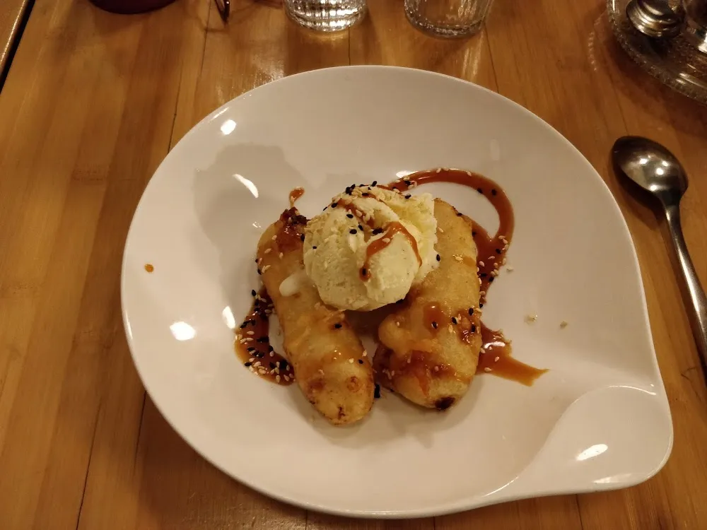 Beignet de Banane Au Caramel Au Beurre Salé Et Glace À la Vanille