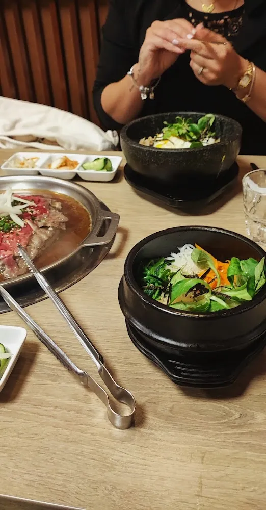 Barbecue Bœuf Bœuf Mariné À la Sauce Soja Bulgogi Avec Petit Bibimbap Chaud Aux Légumes