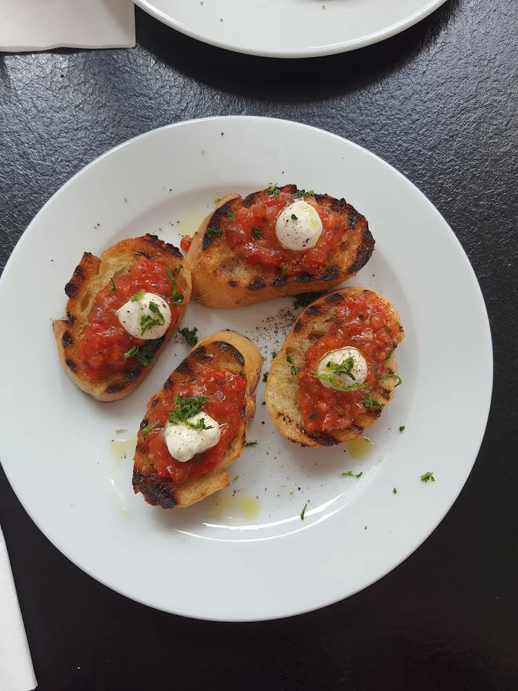 Tartare de Tomates Mezzanine Huile d'olives Sur Taost Chauds