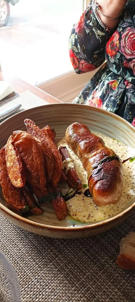 Andouillette Frites Avec la Peau Sauce Moutarde À l'Ancienne