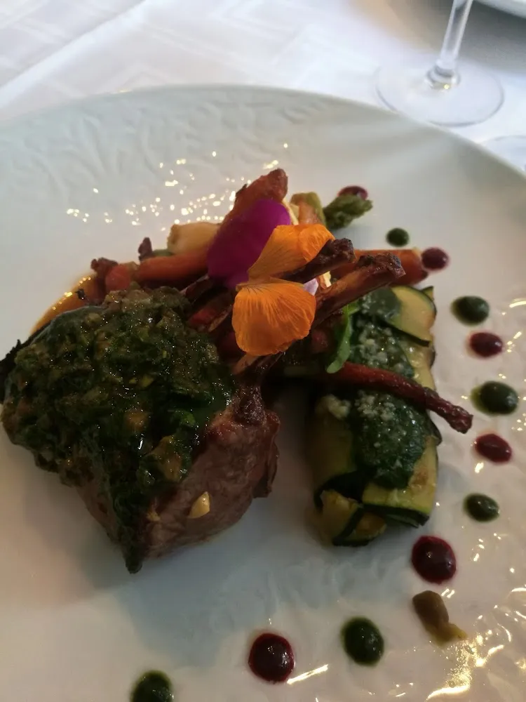 Carré d'agneau En Croute Moelleuse d'herbes Fraiches