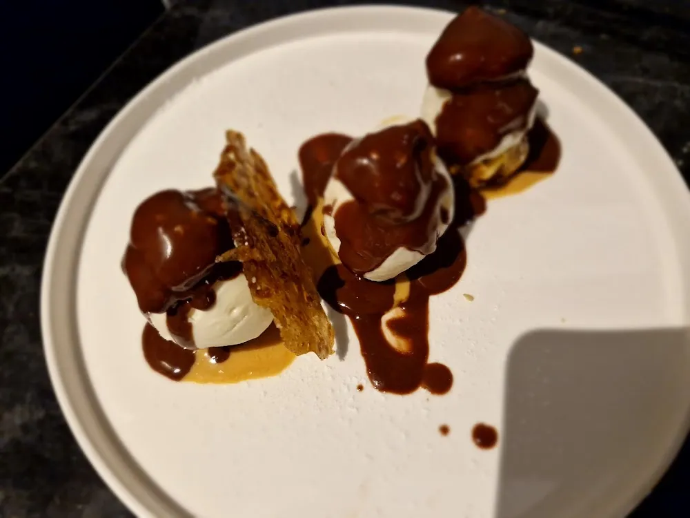 Profiteroles Sauce Chocolat Chaud Et Tuile Au Sésame