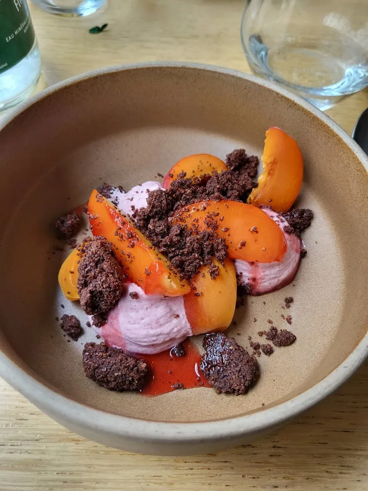 Pêches Rôties Mousse Fraise Crumble Chocolat