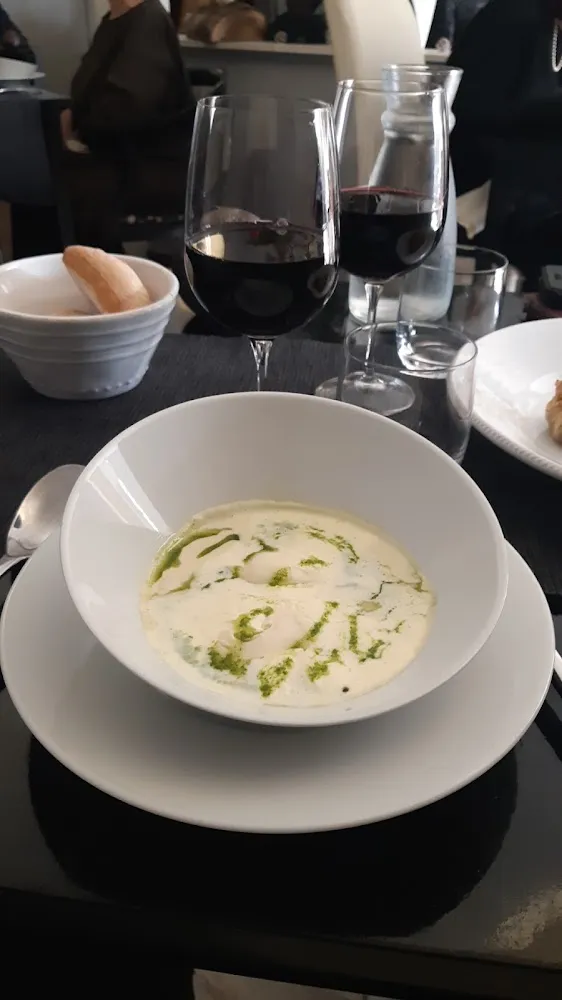Velouté Crémeux de Choux Parfumé Au Curry Et Huîtres Du Bassin Pochées