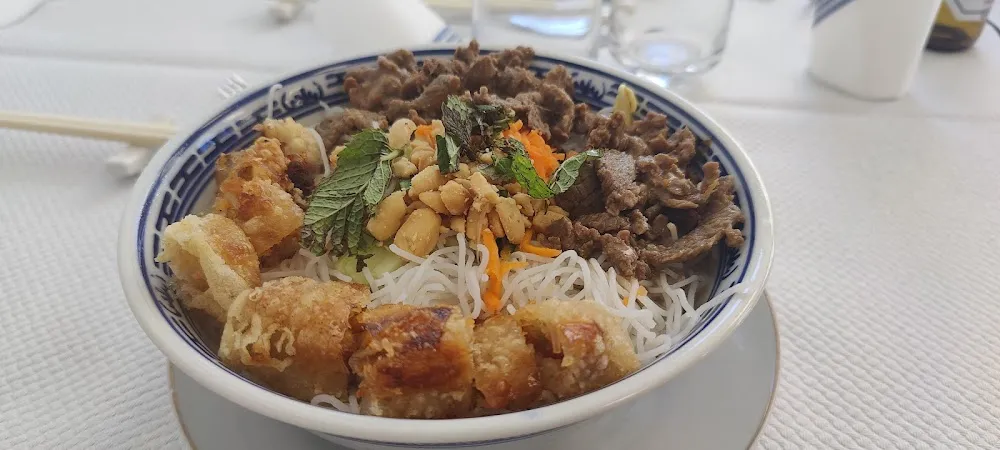 Salade de Nem Avec Bœuf Grillé Bo Bun Nem