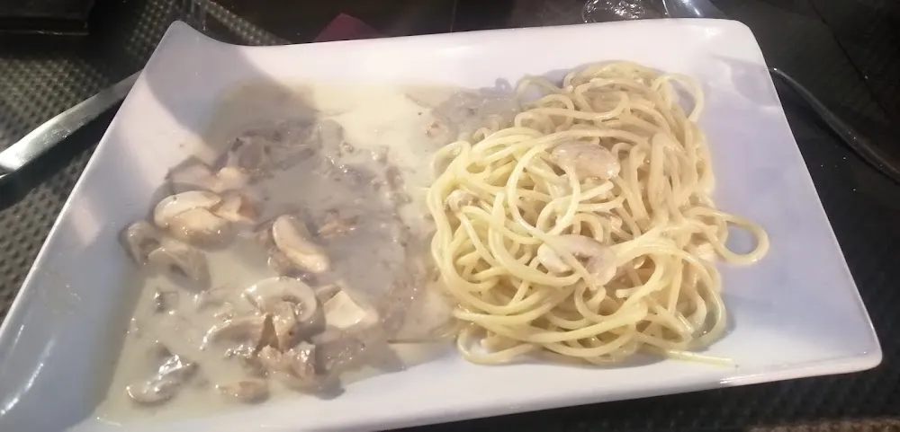 Escalope de Veau À la Crème Fraise Champignons Et Des Spaghetti Alla Carbonara