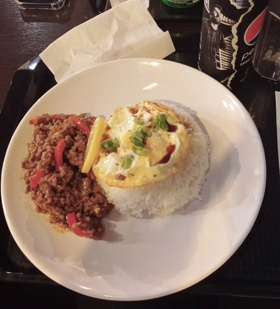 Boeuf Haché À la Thaïlandaise Et Riz Blanc Oeuf