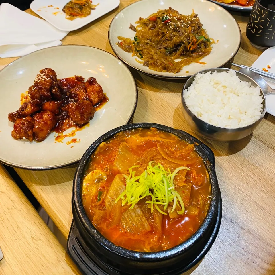 잡채 닭강정 김치찌개