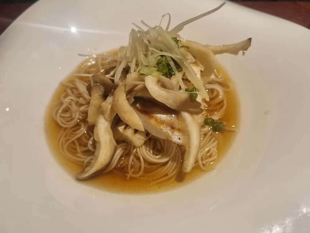 Bar Grillé Et Nouilles Fines Somen Sauce Champignon