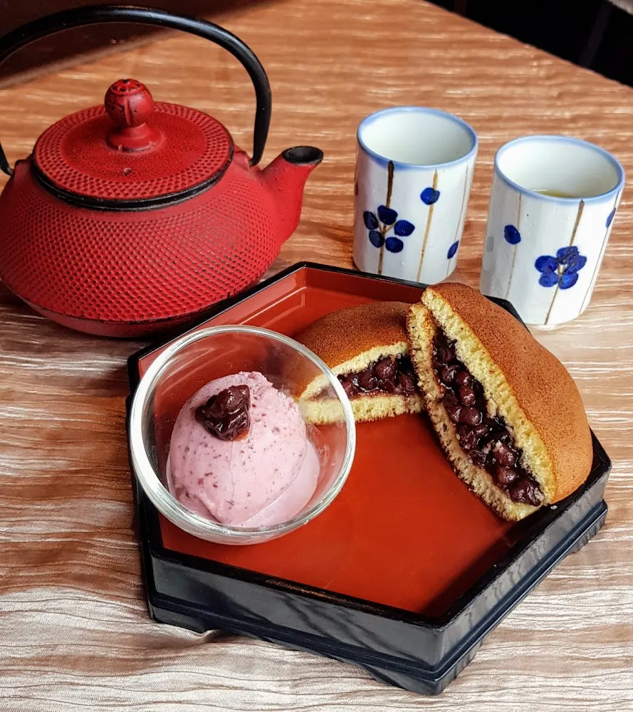 Glace Au Haricot Rouge Et Gâteau Japonais