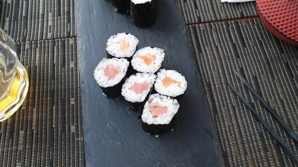 Grand Rouleau de Sushi Au Choix Thon Ou Saumon Légèrement Pimenté