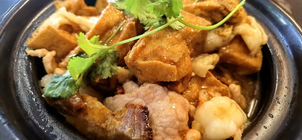 八珍豆腐煲 Marmite de Tofu Aux Viandes Variées Et Fruits de Mer