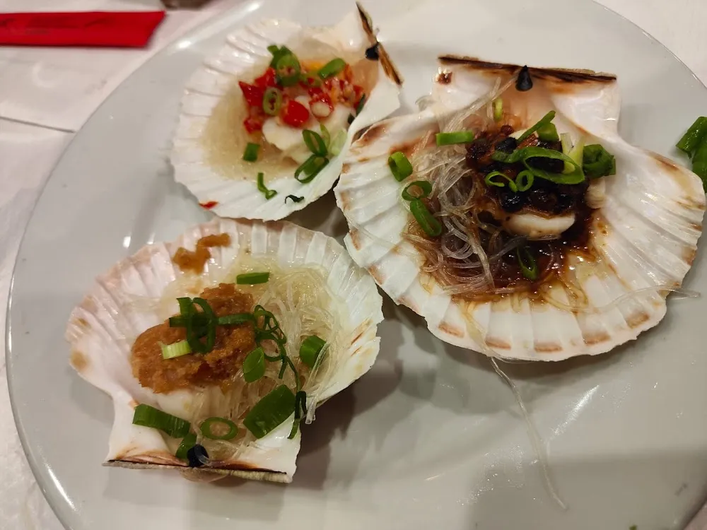 Coquille Saint Jacques Frais À la Vapeur Ail Haricot Noir Et Piment