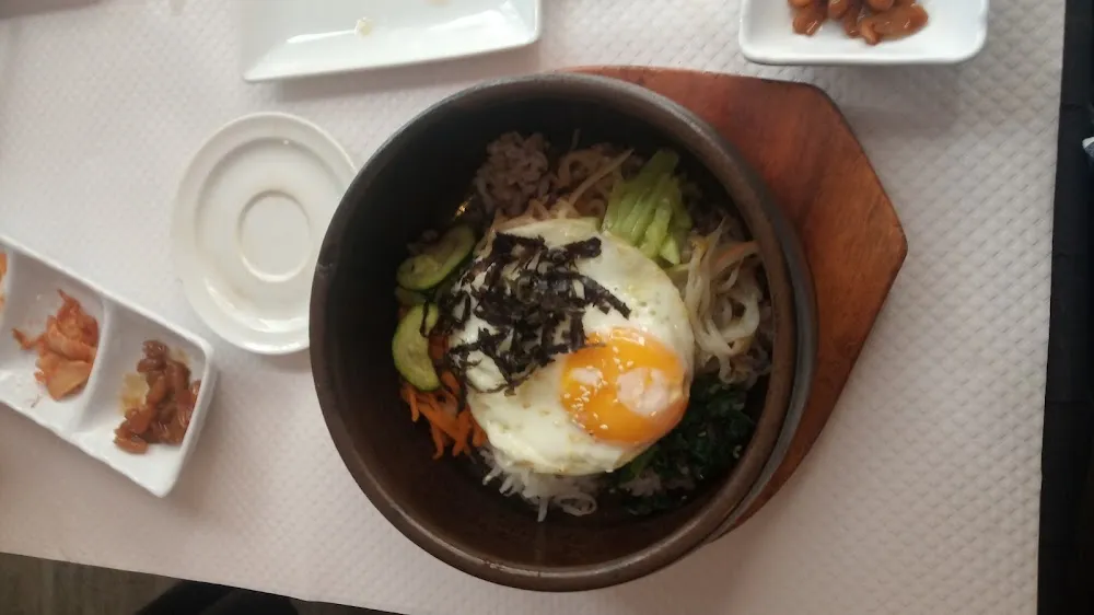 Bibimbap Classique Froid Riz Aux Légumes Variés Et Au Bœuf