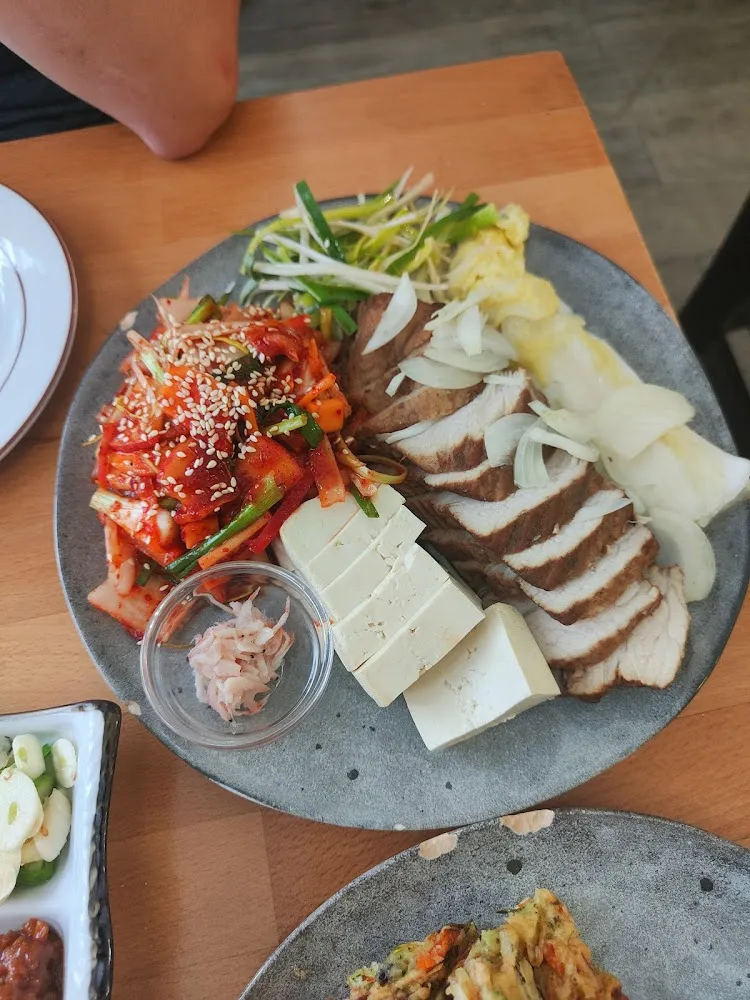 Bossam Tranches de Porc Cuites À l'eau Accompagnées de Kimchi Et D'huîtres