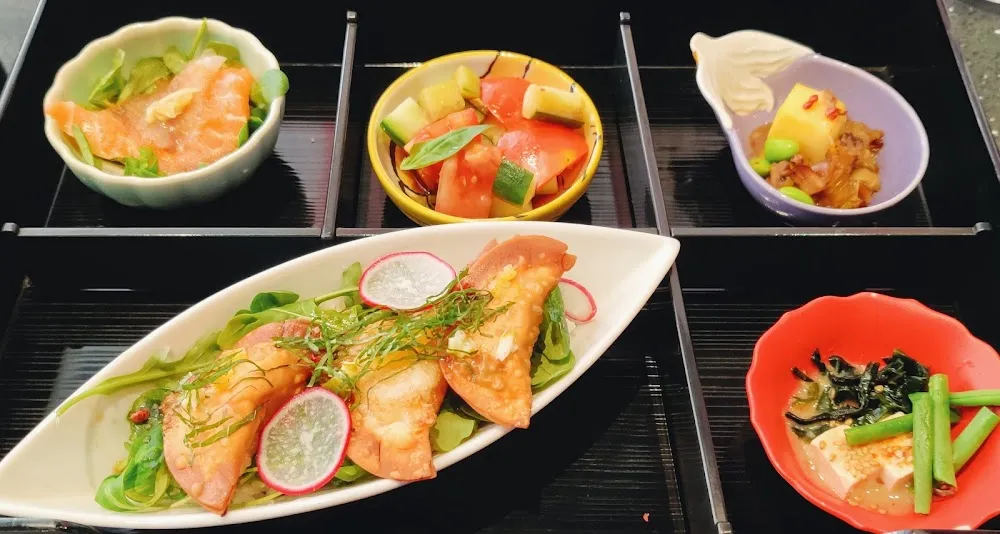 Bento Sakura Avec Un Croustillant Aux Saint-Jacques En Principal