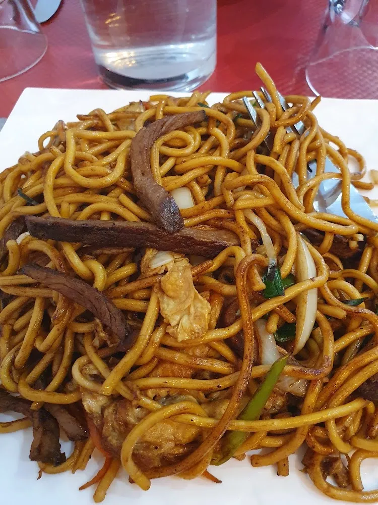 Les Nouilles Sautées Au Bœuf