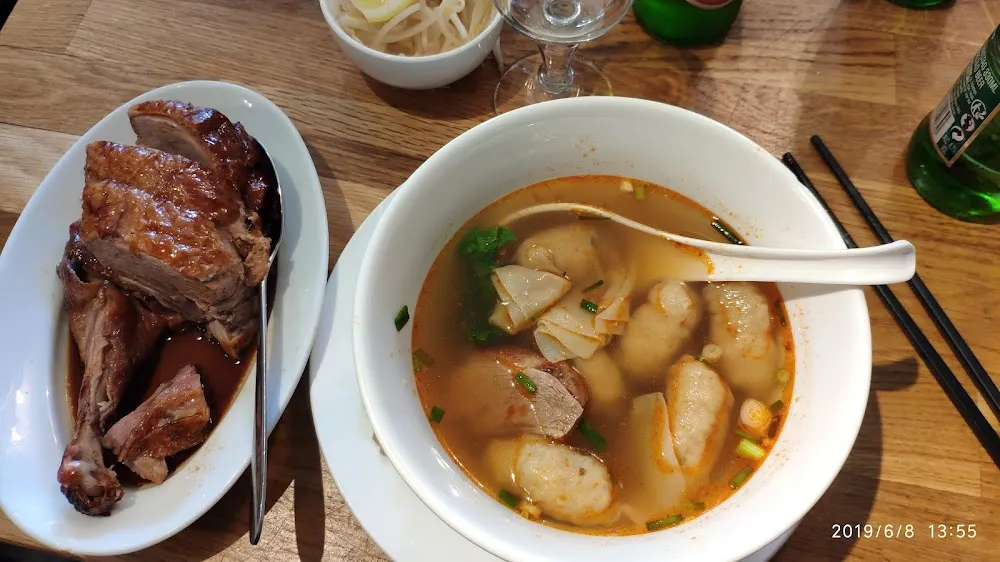 Soupe de Raviolis Aux Crevettes Et Canard Laqué