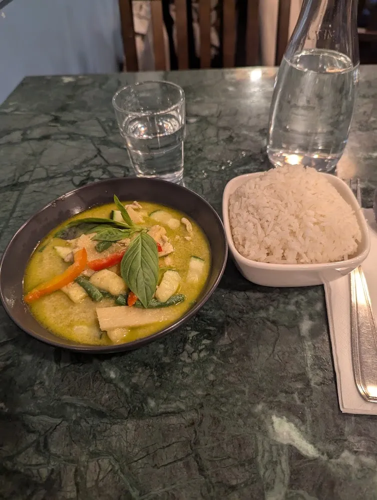 Curry Vert Au Lait de Coco Légumes Et Basilic Thaï