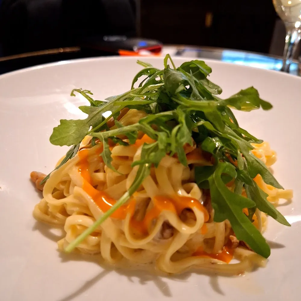 Taglierini Gorgonzola Brisures de Noix Pesto Rouge Et Roquette