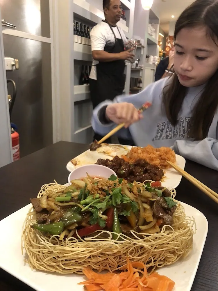 Fried Crispy Noodles with Beef