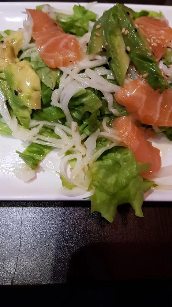 Salade Batavia Saumon Cru Et Avocat
