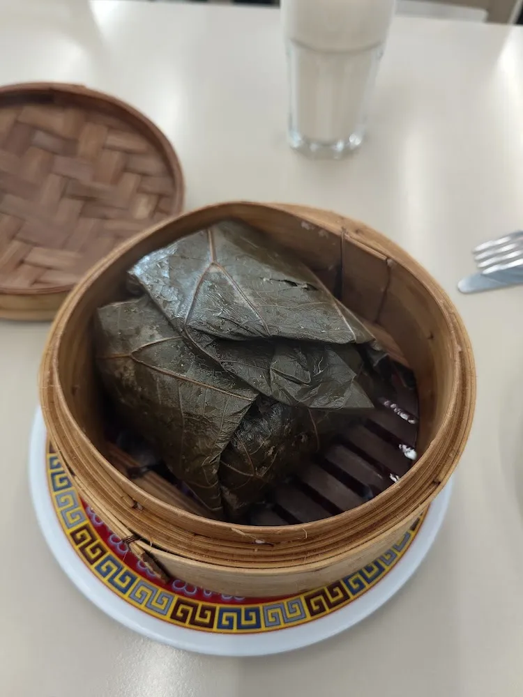 Riz Gluant Farci Au Poulet Dans Une Feuille de Lotus