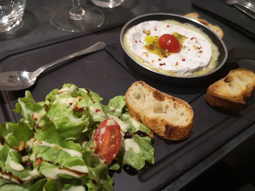 Camembert Rôti Aux Lardons Et Oignons Rouges Caramélisés