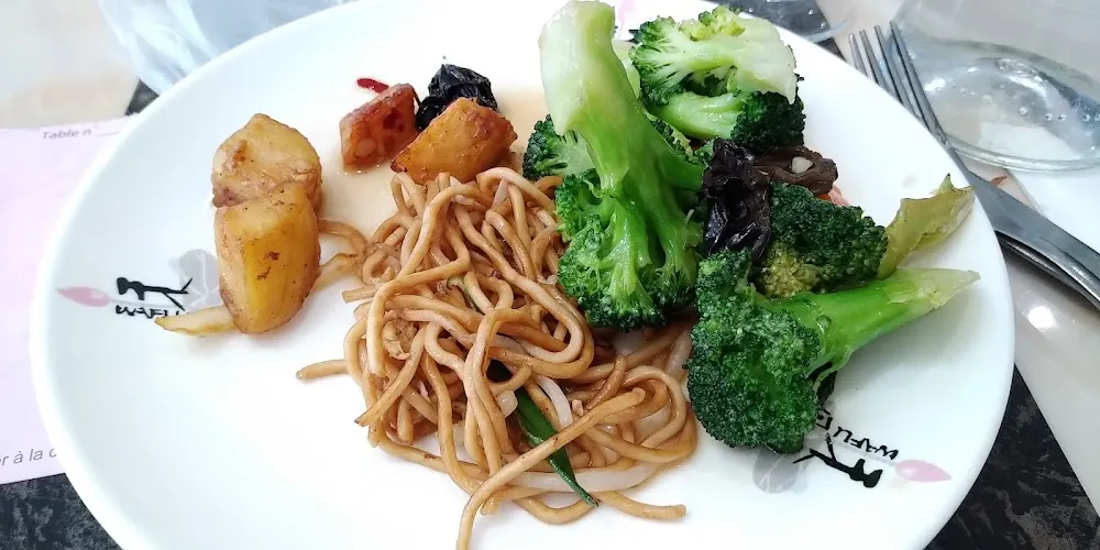 Nouilles Sautées Et Brocolis Sautés