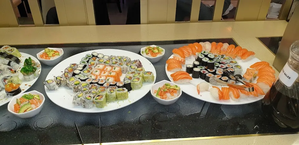 Sushi Et Salade Au Riz Au Saumon Et Avocat