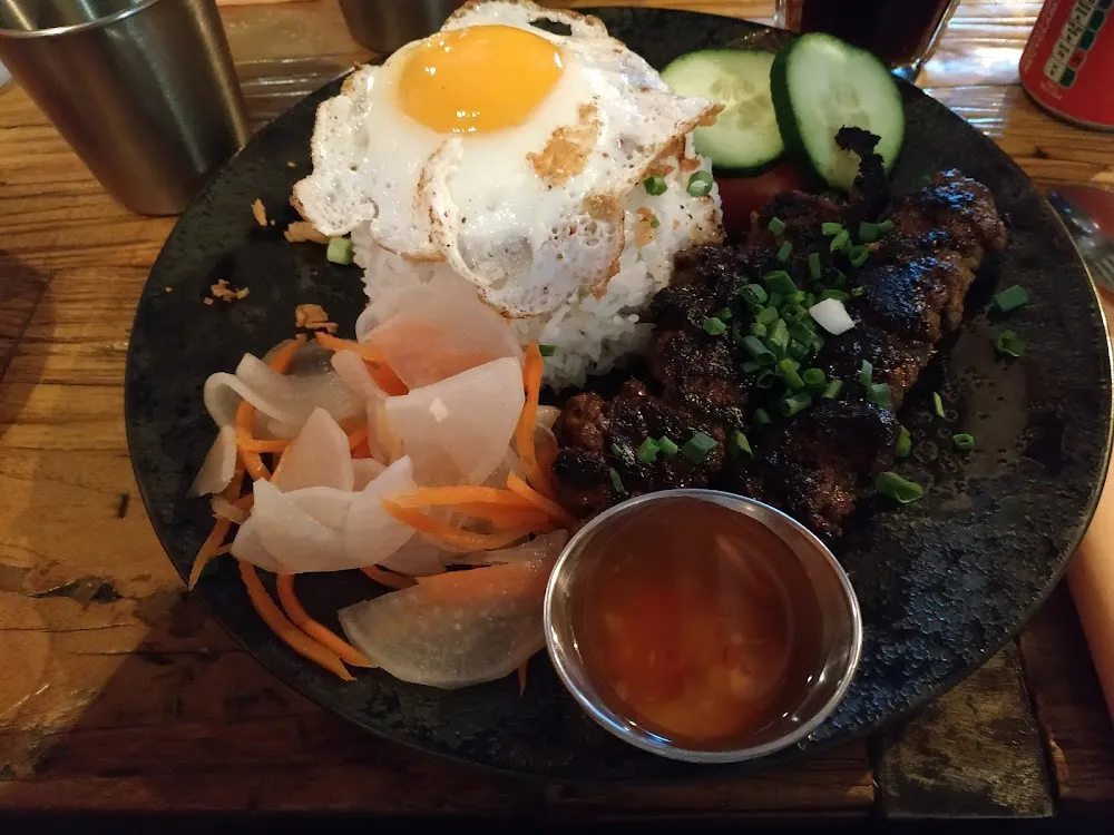 Brochettes de Boeuf Riz Blanc Oeuf Au Plat