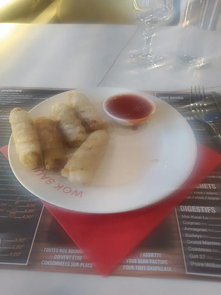 Nems Poulet Et Bœuf Avec Une Petite Sauce Piquante